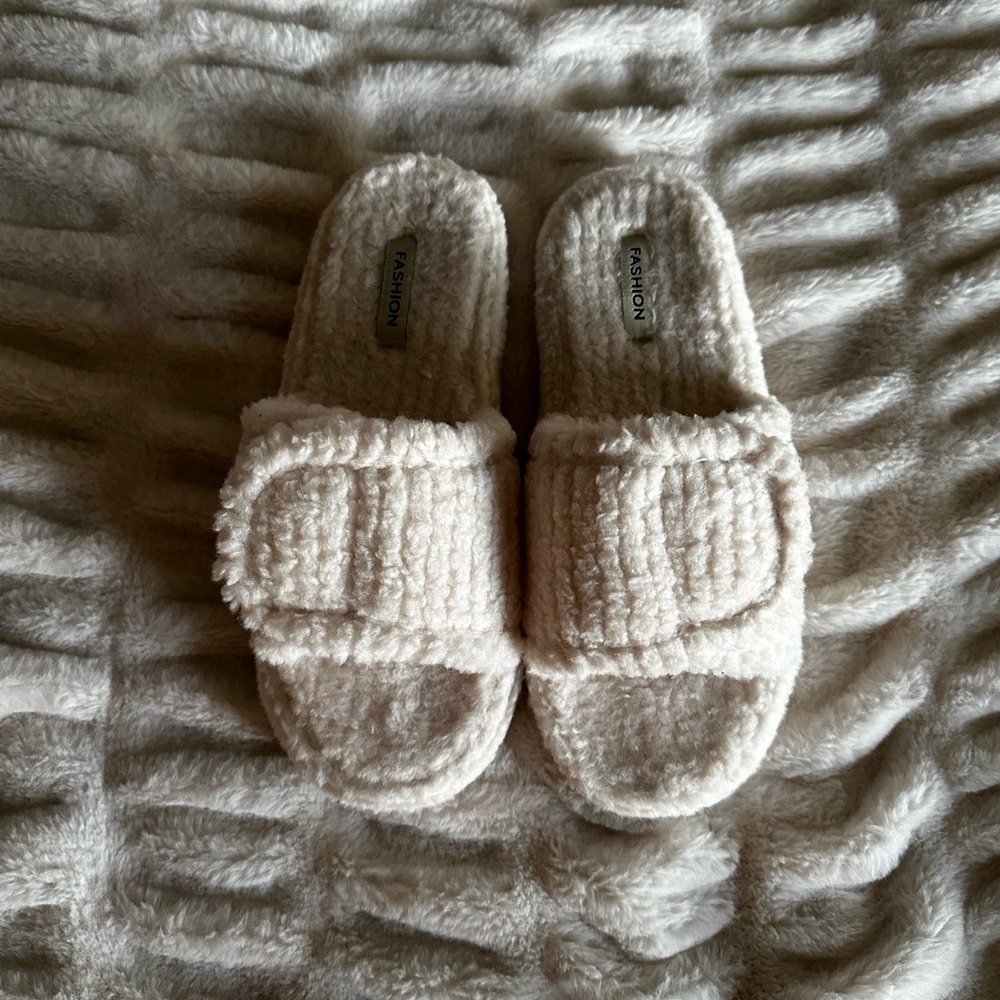 fashion ★ white fuzzy ribbed open-toed slippers with velcro strap